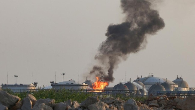 Kompleks Saudi Aramco Terbakar Usai Serangan Rudal Houthi di Dhahran