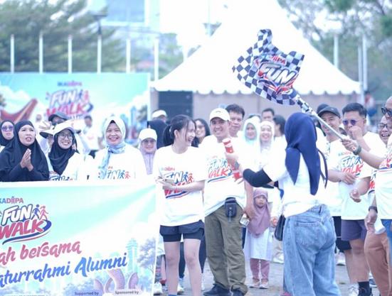 Ratusan Alumni IKADIPA Lintas Generasi Gelar Fun Walk di Kawasan CPI Makassar
