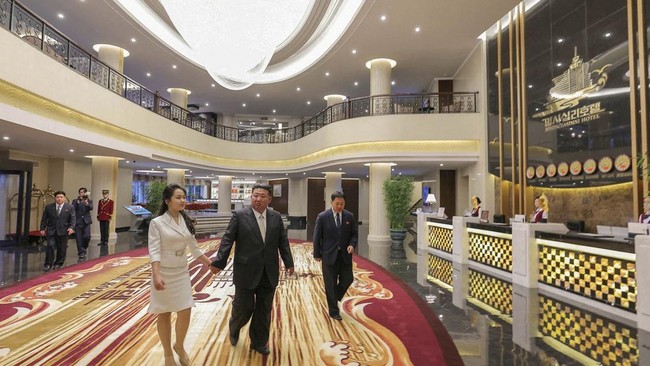Viral Dirumorkan Meninggal, Kim Jong Un Asik Datangi Pameran di Korut
