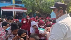 Udara Maros Masuk Kategori Tidak Sehat, Bupati Chaidir Syam Bagikan Masker ke Sekolah dan Jalan Poros