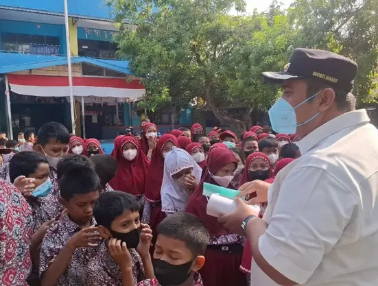 Udara Maros Masuk Kategori Tidak Sehat, Bupati Chaidir Syam Bagikan Masker ke Sekolah dan Jalan Poros